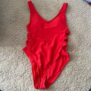One Piece cut out side design swimsuit; removable pads; crisscross back; Size: S